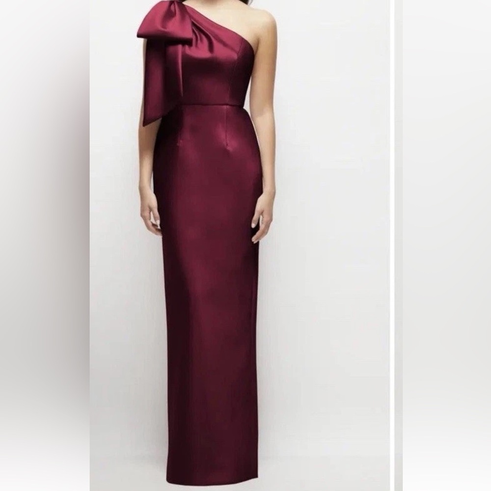 ALFRED SUNG One Shoulder Burgundy gown 🎀